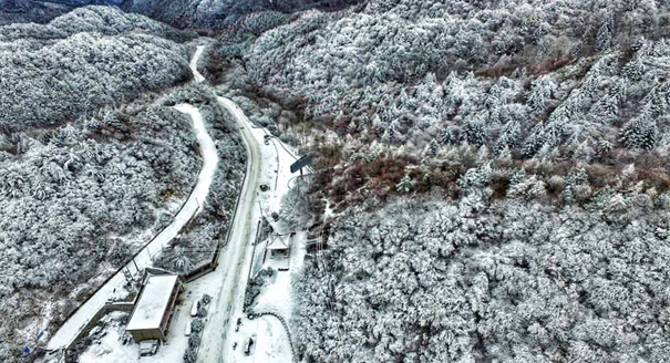 航拍秦岭冰雪世界 美成水墨山水画