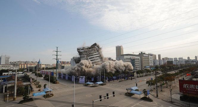 组图：湖北荆州地标建筑被爆破 将再建新地标