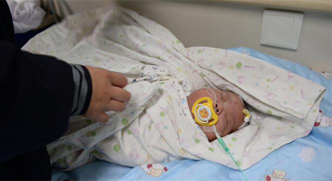 大连&ldquo;巴掌宝宝&rdquo;9小时接力进京接受治疗