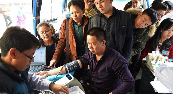 银川市民为公交车纵火案伤者献血