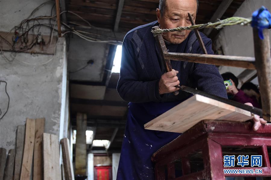 爱心爷爷的小板凳