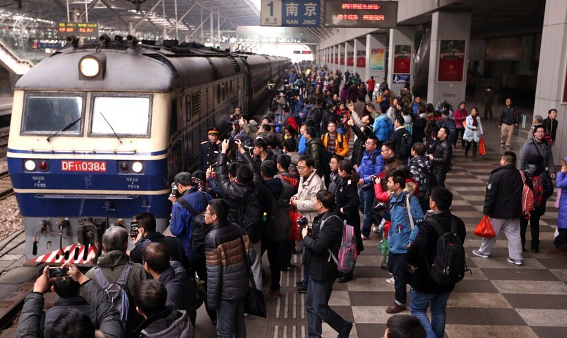 &ldquo;机车迷&rdquo;送别&ldquo;绿皮车&rdquo; 场面堪比春运