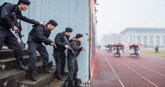 全副武装"110"式求婚 绍兴特警让新娘感动落泪