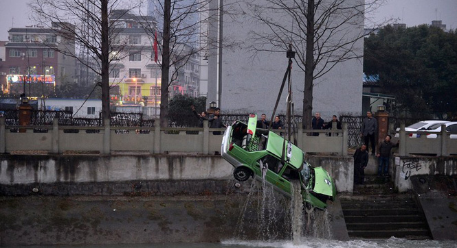 成都一出租车坠河 冬泳爱好者帮忙打捞
