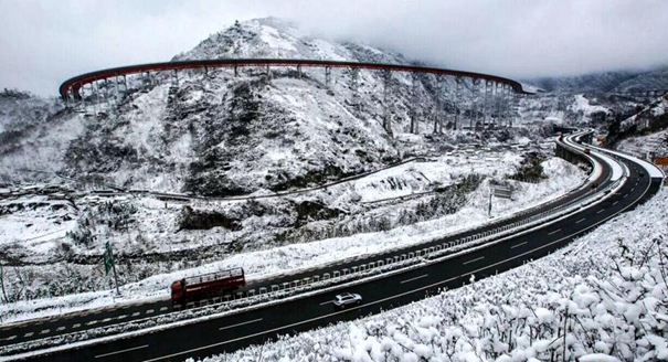 四川&ldquo;天梯高速&rdquo;迎雪后最美季