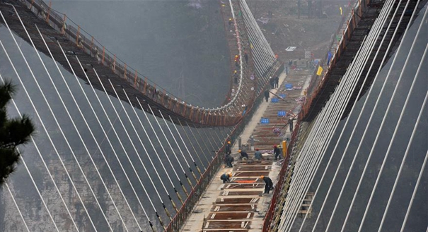 张家界大峡谷人行玻璃桥进行桥面施工