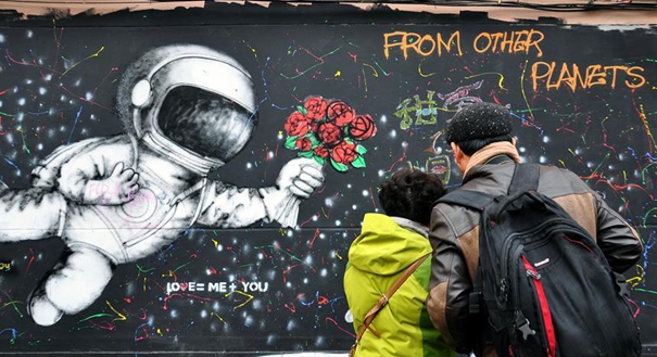 上海&ldquo;又见爱&rdquo;涂鸦墙亮相甜爱路街头