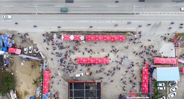 航拍&ldquo;摩托大军&rdquo;返乡高峰 如蚂蚁搬家