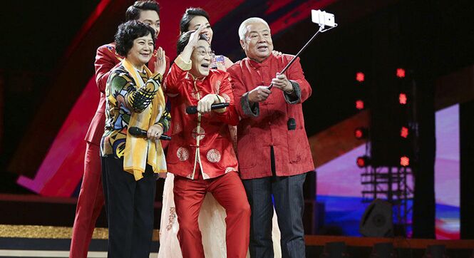 六小龄童再扮美猴王 与如来佛、观音菩萨扮演者重聚