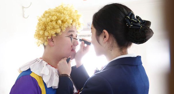 除夕列车 列车长扮"小丑"送欢乐