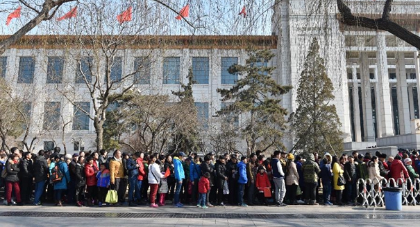 北京景区迎来春节游客潮