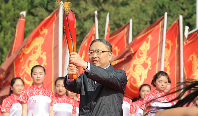 山西省政协主席薛延忠接过从西侯度遗址采集的文明之火