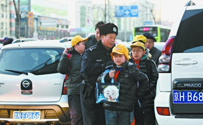 过去5年，高宝来每天早晨在海淀实验小学门前值守，把孩子们安全地送到学校门口