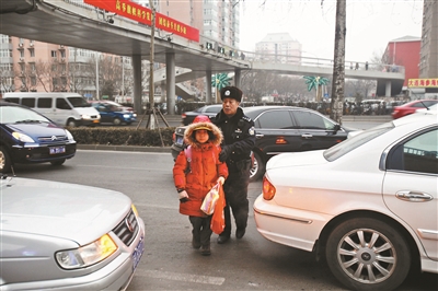 高宝来生前在海淀区实验小学门口护送孩子