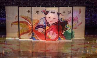 天津杨柳青年画在开幕式舞台中央升起