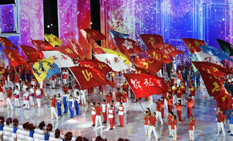 运动员代表挥舞旗帜