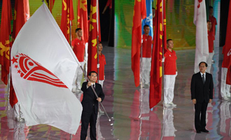 胡和平挥舞会旗