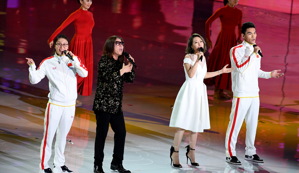 傅园慧在闭幕式上演唱