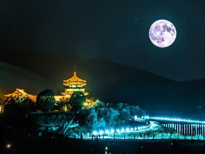 万人聚甘肃敦煌月牙泉畔赏大漠圆月