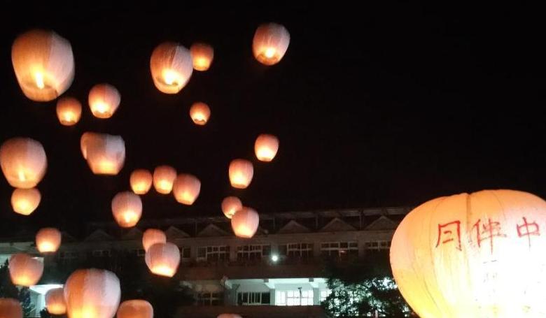 台湾平溪举行中秋天灯节 800盏天灯寄托美好心愿