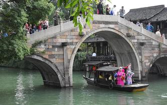 乌镇戏剧节：在古老街头遇见戏剧