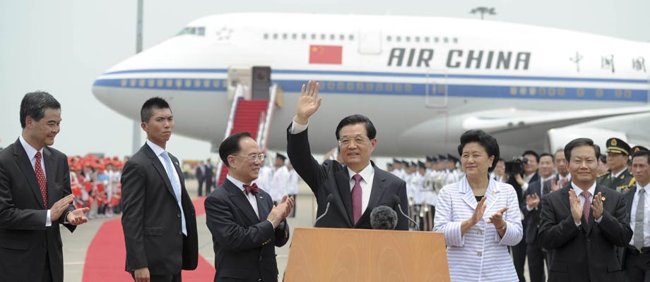 胡锦涛主席向欢迎人群挥手致意