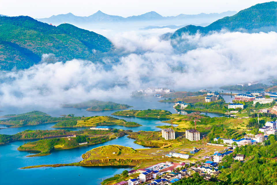 半城山色半城湖