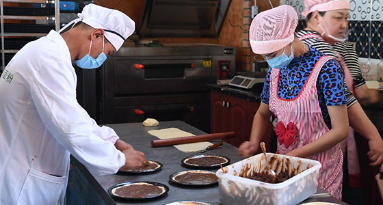 南疆贫困夫妇用烘焙开启甜蜜新生活