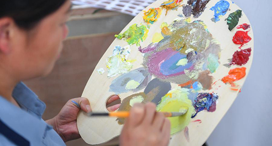 农民画师绘就美丽生活