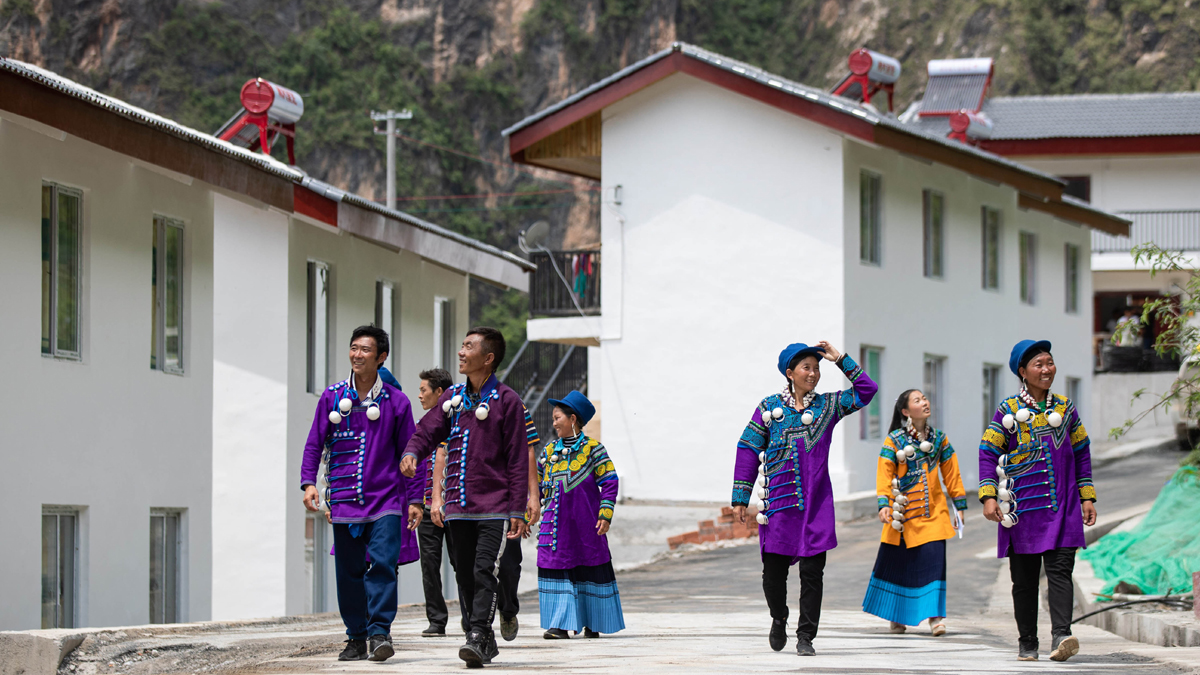 四川布拖：喜迁新居