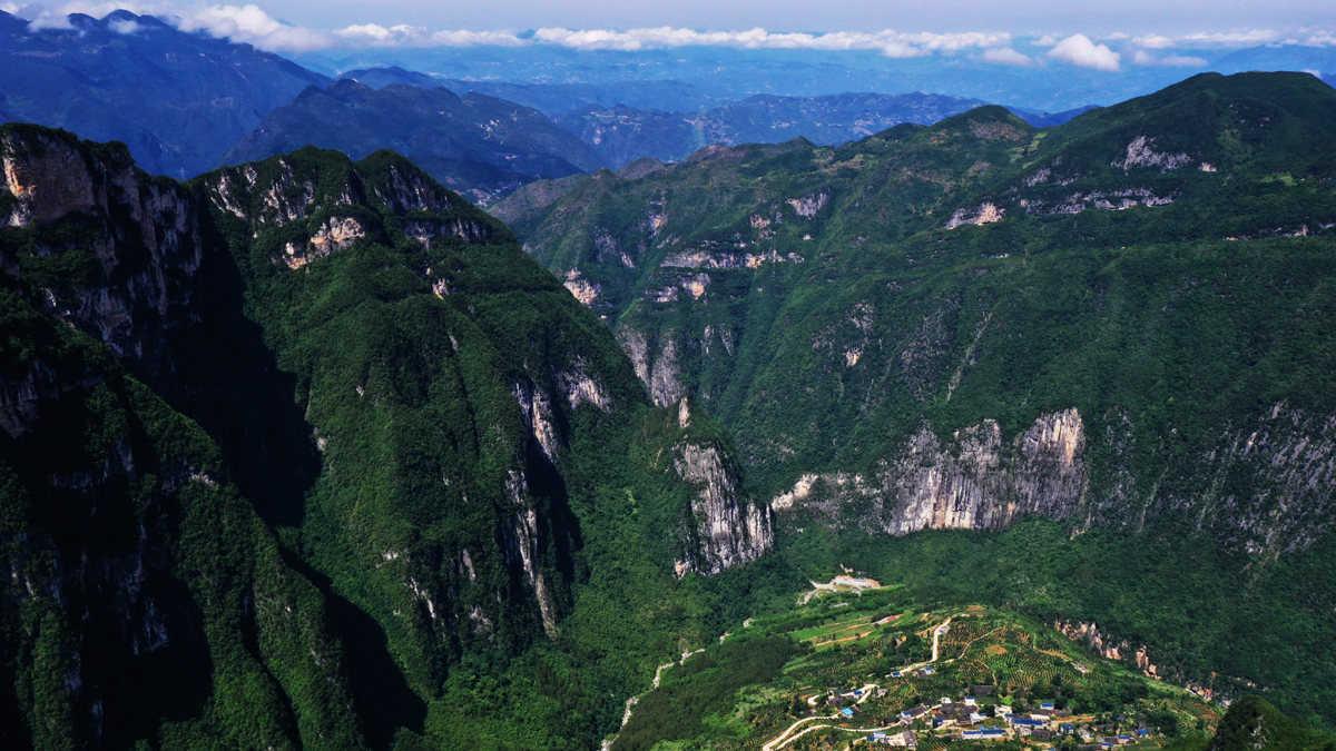 &ldquo;天坑村&rdquo;的幸福路