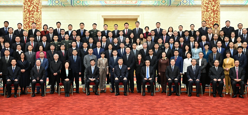 习近平会见中华全国新闻工作者协会第十届理事会第一次会议暨中国新闻奖颁奖会代表