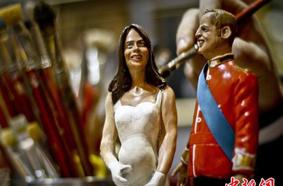 意工匠巧手打造威廉夫妇雕像 凯特大肚隆起活灵活现