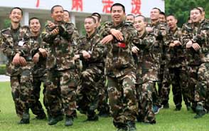 新兵军训开跳“军版”骑马舞