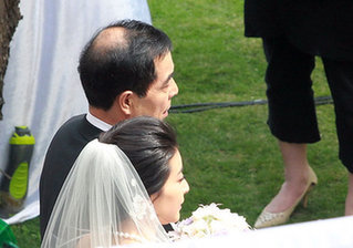 注册仪式现场曝光 郭晶晶被父亲挽臂