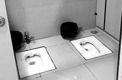 火车站现男厕&ldquo;情侣间&rdquo;谁该反思