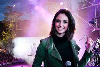 卡卡娇妻绿色上衣助兴演唱会 尽显优雅淑女范[组图]