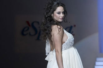 巴神未婚妻大肚秀婚纱 白裙飘飘似仙女下凡(图)