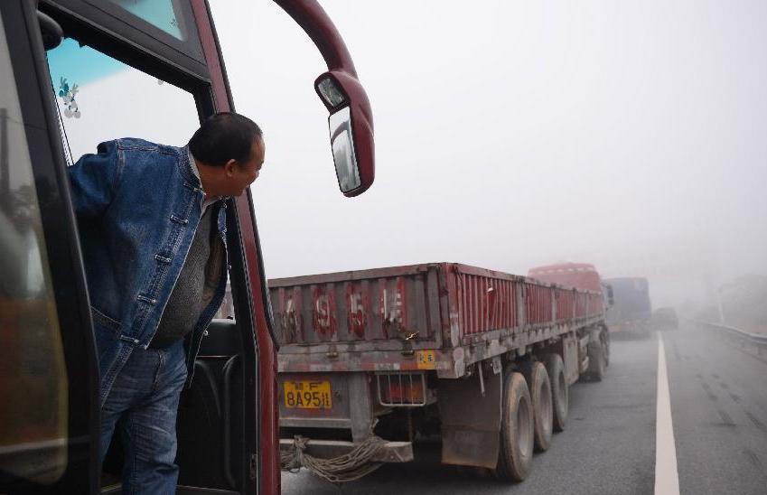 江西发布大雾橙色预警 多条高速公路被迫封闭