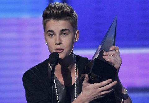 众星璀璨第40届全美音乐奖：比伯获奖 &ldquo;鸟叔&rdquo;亮相