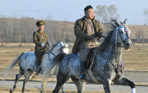 高清：金正恩视察骑马连训练场 &ldquo;策马扬鞭&rdquo;显豪气