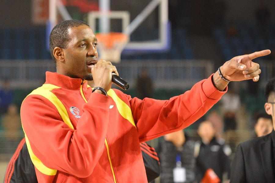 球迷不满比赛意外中断 麦迪现场安抚球迷