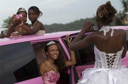 巴西贫民窟少女盛装参加成年舞会