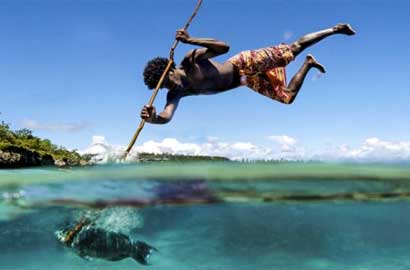 实拍太平洋岛国渔民长矛捕鱼 技术精湛