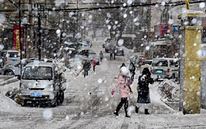 冷空气袭扰北方 多地遭遇强降雪