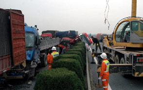 沪昆高速江西鹰潭段发生5车连环相撞事故