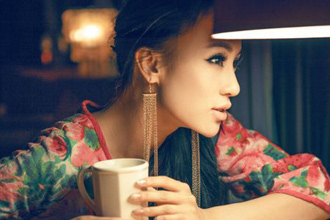 瑜伽教母异域风情照曝光 彰显清新典雅风范(组图)