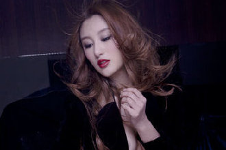 幻灯:足球宝贝自曝被韩大叔骗钱 睡王府井大街