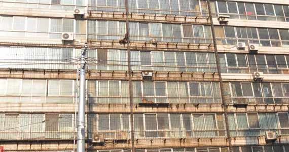 沈阳一楼为防盗 墙体变成蜘蛛网