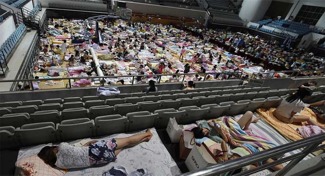 华中师大千名学生体育馆避暑